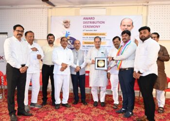 पवनराजे लोकसमृद्धी मल्टीस्टेट ला सर्वोत्कृष्ट संस्था पुरस्काराने शिर्डी येथे सन्मानित.