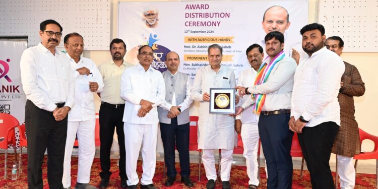 पवनराजे लोकसमृद्धी मल्टीस्टेट ला सर्वोत्कृष्ट संस्था पुरस्काराने शिर्डी येथे सन्मानित.