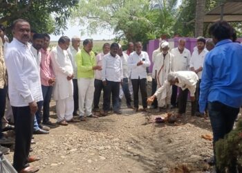 आरोग्य मंत्री तानाजी सावंत यांच्या प्रयत्नातून पंधरा लाखाच्या सिमेंट रस्त्याचे काम सुरू