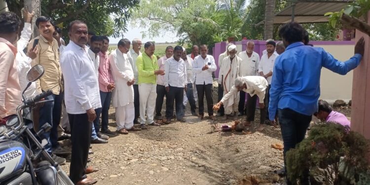 आरोग्य मंत्री तानाजी सावंत यांच्या प्रयत्नातून पंधरा लाखाच्या सिमेंट रस्त्याचे काम सुरू