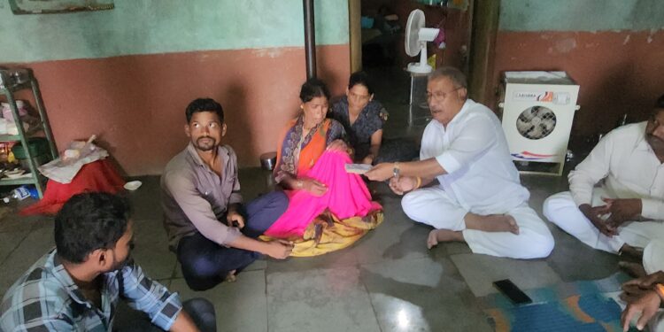 आरक्षणासाठी बलिदान देणाऱ्या मिसाळ समाज बांधवांची सांत्वनपर भेट,मदतनिधी सुपूर्द