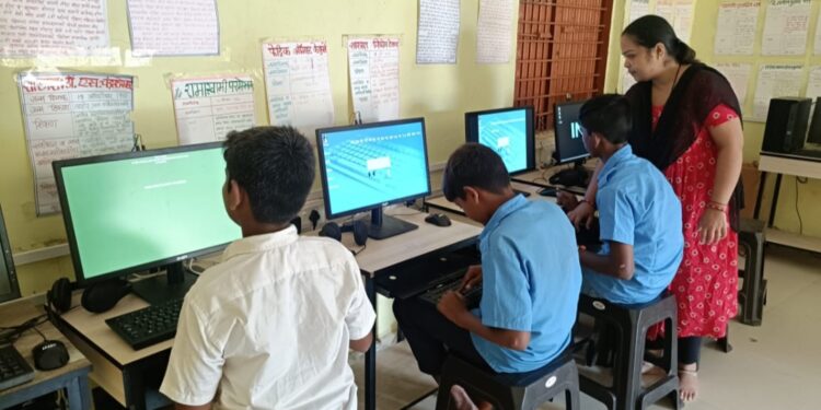 धाराशिव जिल्ह्य़ातील शासकीय शाळेतील विद्यार्थी घेताहेत संगणकाचे धडे