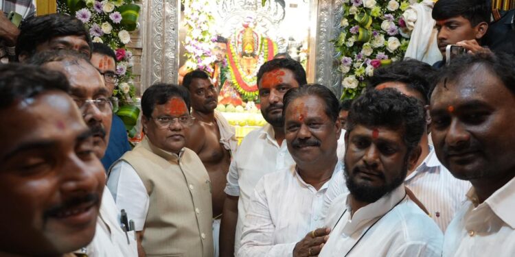 पालकमंत्री प्रा.डॉ.तानाजीराव सावंत यांनी घेतले तुळजाभवानी मातेचे दर्शन