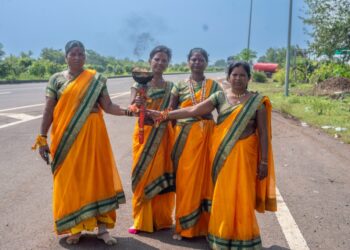 पारधी समाजाच्या 20 महिलांचा तुळजापूर ते भूम ज्योत प्रवास