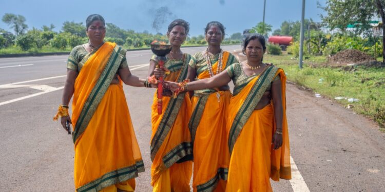 पारधी समाजाच्या 20 महिलांचा तुळजापूर ते भूम ज्योत प्रवास