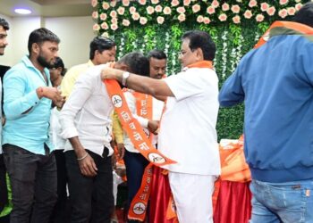 भूम-परंडा-वाशी तालुक्यात वंचित बहुजन आघाडी व मविआच्या असंख्य पदाधिकाऱ्यांचा व कार्यकर्त्यांचा शिवसेनेत जाहीर पक्षप्रवेश