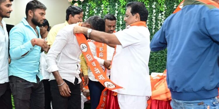 भूम-परंडा-वाशी तालुक्यात वंचित बहुजन आघाडी व मविआच्या असंख्य पदाधिकाऱ्यांचा व कार्यकर्त्यांचा शिवसेनेत जाहीर पक्षप्रवेश