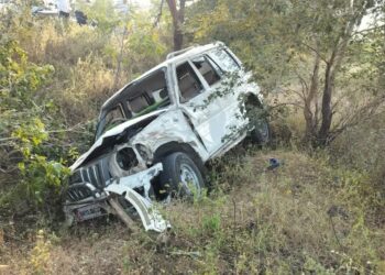 बार्शी-परांडा रोडवर भीषण अपघात: दोन कार आणि रिक्षाची धडक