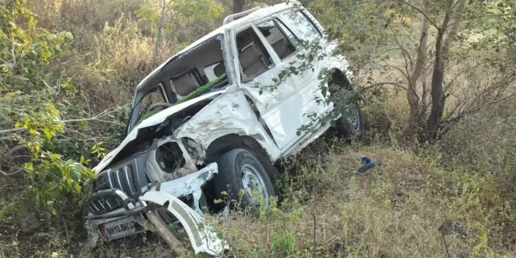 बार्शी-परांडा रोडवर भीषण अपघात: दोन कार आणि रिक्षाची धडक