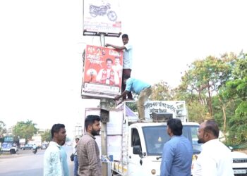 मुख्यमंत्री एकनाथ शिंदे यांच्या दौऱ्यात धाराशिवमध्ये मविआ च्या बॅनरवरून तणाव शिवसेना (उबाठा) पक्षाची नाराजी