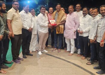 50 हजार वह्या देऊन गिरीराज सावंत यांच्या हस्ते आ.शंकरशेठ जगताप यांचा सत्कार