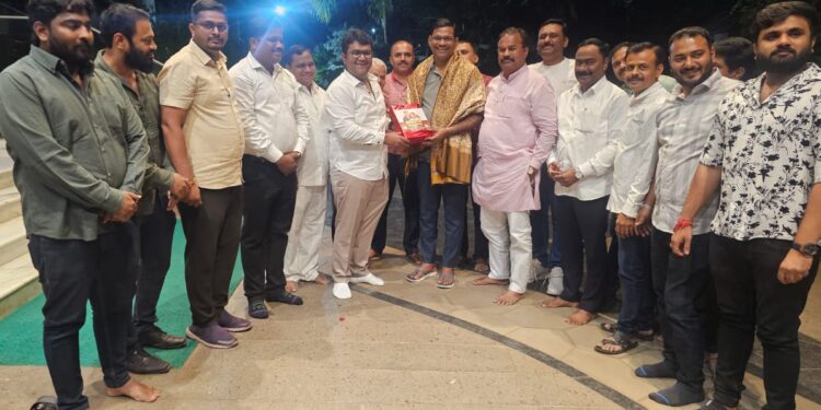 50 हजार वह्या देऊन गिरीराज सावंत यांच्या हस्ते आ.शंकरशेठ जगताप यांचा सत्कार