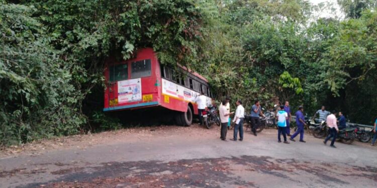 धाराशिव जिल्ह्यातील शालेय सहलीच्या बसचा अपघात