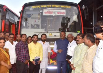 पालकमंत्री प्रताप सरनाईक यांची धाराशिव बसस्थानकाला भेट