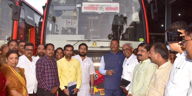 पालकमंत्री प्रताप सरनाईक यांची धाराशिव बसस्थानकाला भेट