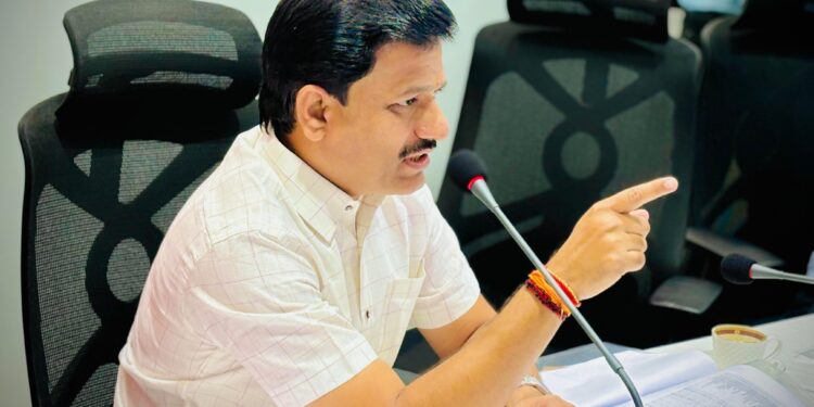 सोलार पंप योजना फक्त गाजर,शेतकरी कंगाल व कंपन्या मालामाल करण्याचं सरकारचं धोरण – आ.कैलास पाटील