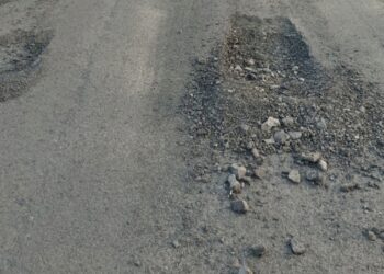 सां.बा अधिकारी व गुत्तेदारांच्या खेळीमेळीने दहा दिवसातच नविन झालेल्या रस्त्यातील डांबर गायब