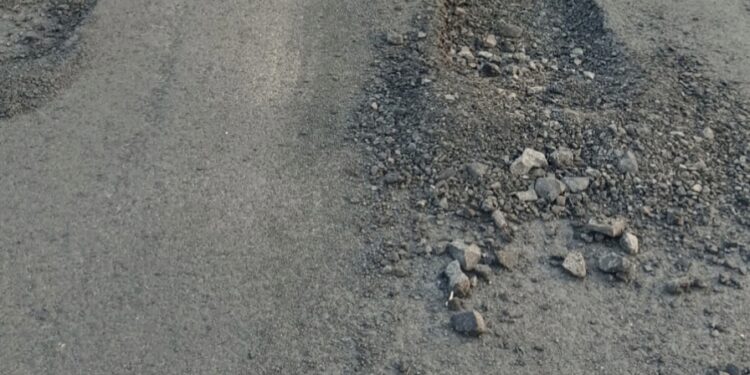 सां.बा अधिकारी व गुत्तेदारांच्या खेळीमेळीने दहा दिवसातच नविन झालेल्या रस्त्यातील डांबर गायब