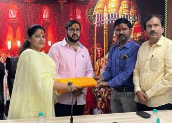 माजी आमदाराच्या पुत्राकडून श्री तुळजाभवानी मंदिर संस्थानला दोन ई-रिक्षा भेट