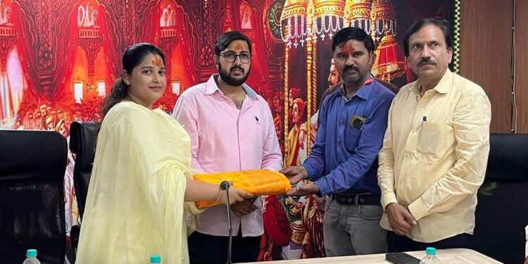 माजी आमदाराच्या पुत्राकडून श्री तुळजाभवानी मंदिर संस्थानला दोन ई-रिक्षा भेट