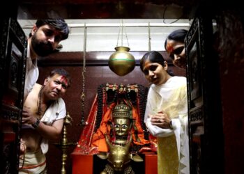 धाराशिवच्या नवनियुक्त पोलीस अधीक्षक रितु खोखर यांनी सहकुटुंब घेतले श्री तुळजाभवानी देवीचे दर्शन