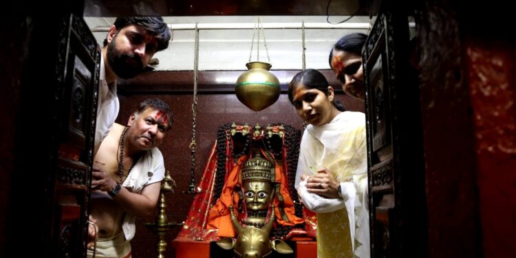 धाराशिवच्या नवनियुक्त पोलीस अधीक्षक रितु खोखर यांनी सहकुटुंब घेतले श्री तुळजाभवानी देवीचे दर्शन