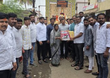 डॉल्बी, डीजेचा खर्च टाळत गरजू महिलाना शिलाई मशीनचे वाटप