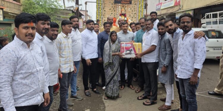 डॉल्बी, डीजेचा खर्च टाळत गरजू महिलाना शिलाई मशीनचे वाटप