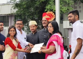 चौकशीचे ग्रहण मागे लागलेल्या तहसीलदारांचा पालकमंत्र्यांनी केला सत्कार