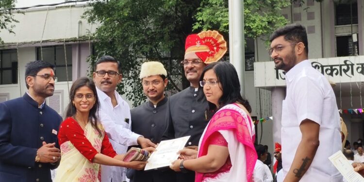 चौकशीचे ग्रहण मागे लागलेल्या तहसीलदारांचा पालकमंत्र्यांनी केला सत्कार