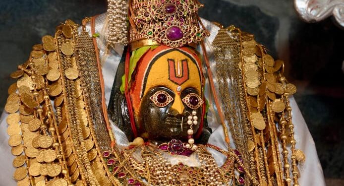 तुळजाभवानीच्या मंदिराकडून पूरग्रस्तांना एक कोटींचा दिलासा