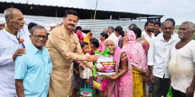 भूम तालुक्यातील पूरग्रस्तांना श्री खंडोबा देवस्थान समितीचा मदतीचा हात