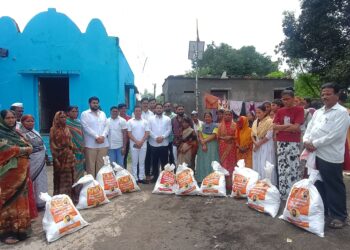 शिवसेनेच्या वतीने पूरग्रस्त गावात जीवनावश्यक वस्तूंच्या किट चे वाटप