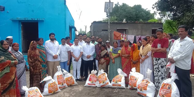 शिवसेनेच्या वतीने पूरग्रस्त गावात जीवनावश्यक वस्तूंच्या किट चे वाटप