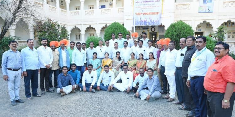 श्री सरस्वती विद्यालय रामेश्वर मध्ये 25 वर्षानंतर रंगला स्नेह मेळावा