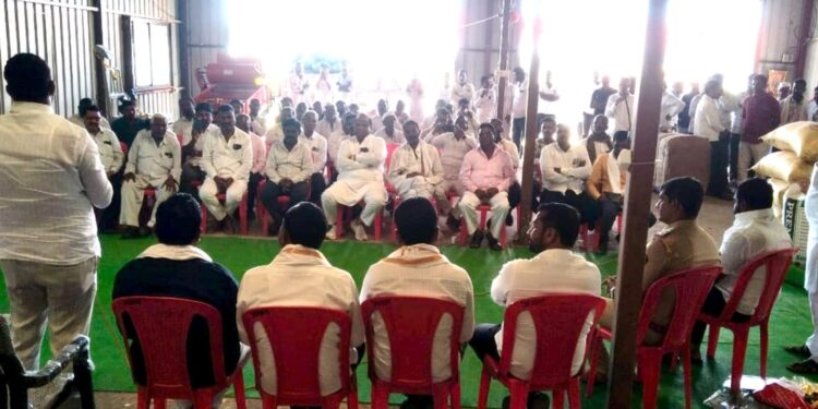 पारगाव येथे शासकीय सोयाबीन खरेदी केंद्राचा केशव सावंत यांच्या हस्ते थाटात शुभारंभ