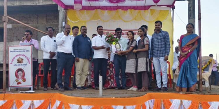 तालुकास्तरीय विज्ञान प्रदर्शनात सुबोध विद्यालयाची बाजी