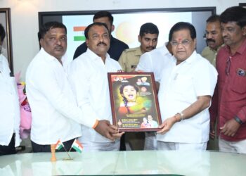 आ.तानाजी सावंत यांचा वाढदिवस उत्साहात साजरा; वाशी येथील शिवसेना पदाधिकाऱ्यांकडून सत्कार