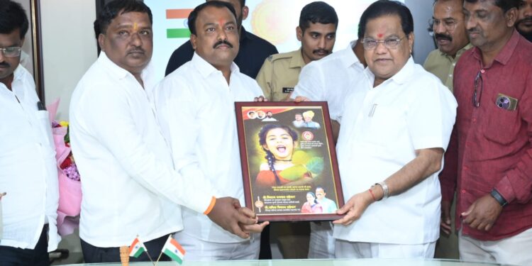 आ.तानाजी सावंत यांचा वाढदिवस उत्साहात साजरा; वाशी येथील शिवसेना पदाधिकाऱ्यांकडून सत्कार