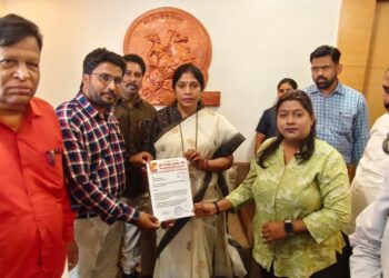 डिजिटल माध्यमांवरील बंदी विरोधात महापालिकेबाहेर निषेध आंदोलन