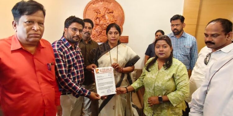 डिजिटल माध्यमांवरील बंदी विरोधात महापालिकेबाहेर निषेध आंदोलन