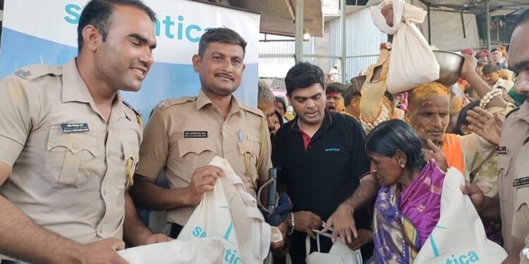 सेरेंटिका रिन्यूएबल्सचा सामाजिक उपक्रम: येडेश्वरी यात्रेत भाविकांना पाणी, बिस्किटे व ओआरएसचे वाटप