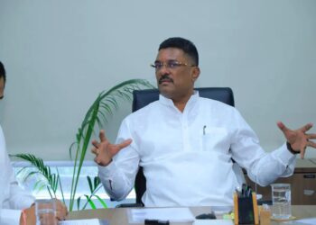 मनमानी भाडेवाढ करणाऱ्या खासगी बस वाहतूकदार आणि अवैध प्रवासी ॲप्सवर कारवाई करा – सरनाईक