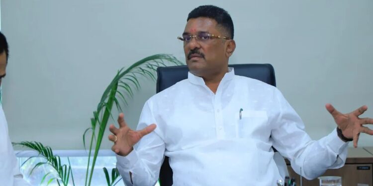 मनमानी भाडेवाढ करणाऱ्या खासगी बस वाहतूकदार आणि अवैध प्रवासी ॲप्सवर कारवाई करा – सरनाईक