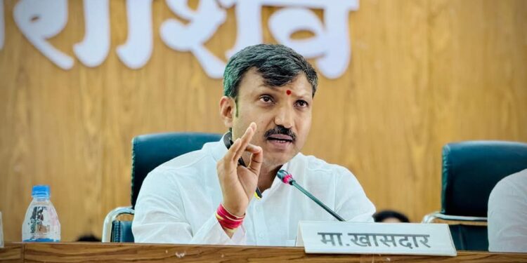 अखेर स्थगिती उठली शिंदे सेनेत एंट्री होताच ओमराजेंचा कामाचा धडाका सुरू