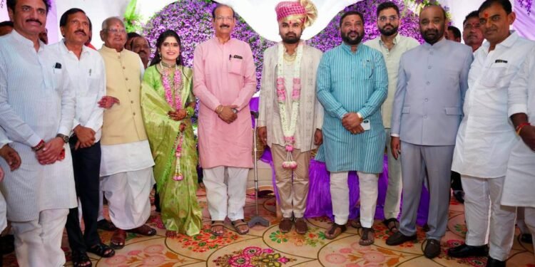 माजी मंत्री मधुकरराव चव्हाणांच्या नातवाच्या साखरपुड्याला मान्यवरांची उपस्थिती