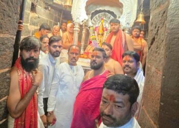 मटका माफियाला थेट तुळजाभवानीच्या गाभाऱ्यात प्रवेश