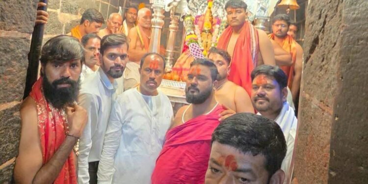 मटका माफियाला थेट तुळजाभवानीच्या गाभाऱ्यात प्रवेश