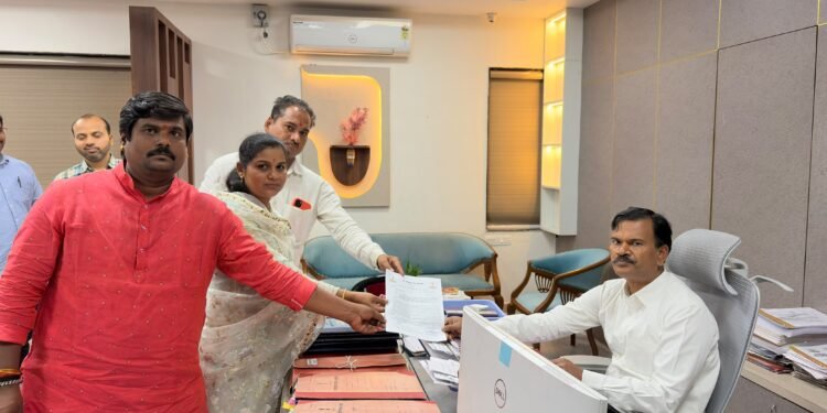 कचरा संकलनाची बेकायदशीर पद्धतीने राबविलेली निविदा प्रक्रिया रद्द करा; ठाकरे सेनेची सरकारकडे मागणी